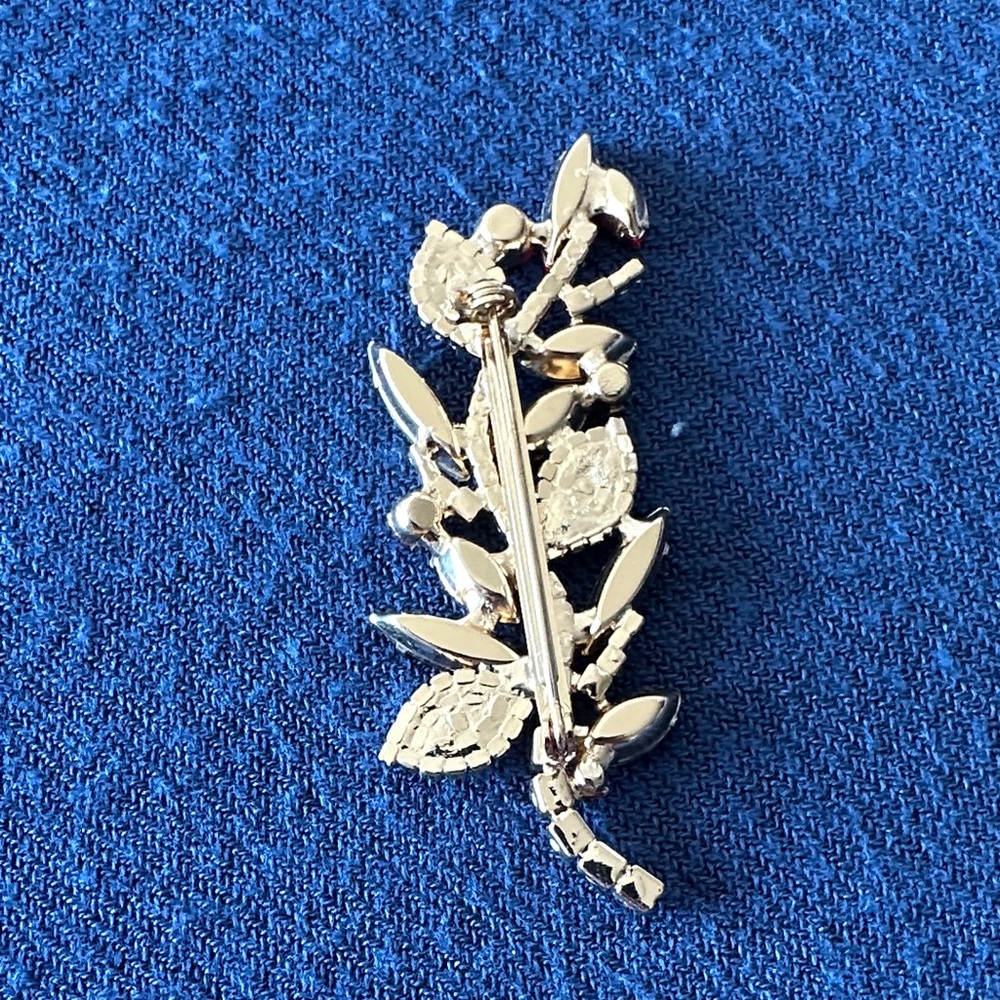 Elegant Crystal Leaf Brooch - Picture 2 of 4